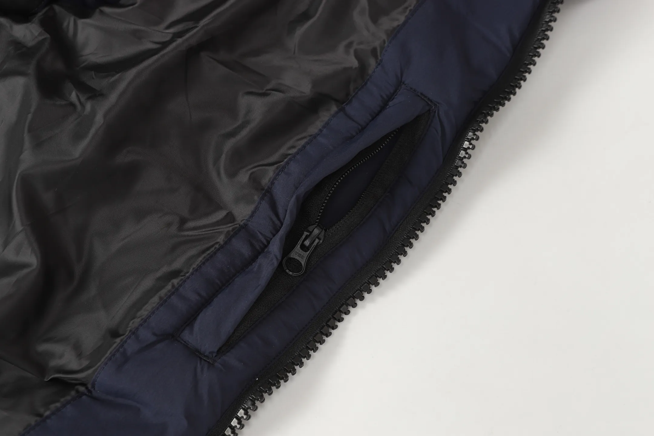 P560 Canada gooes Lawrence down vest (high version) The Lawrence down vest features a durable shell and quilted body, making it a must-have item for all seasons. The fabric has a durable soft touch. Longer hem at back for added protection. Reflective double-stripe grip tape at back. The Lawrence features an engineered down-filled collar to block strong winds, a two-way front zip and a longer rear hem.  Color: black with red label, black with black label, desert color, ocean blue Size: XS-2XL